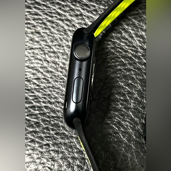 Brand new Apple watch series 8 GPS - Picture 2 of 5